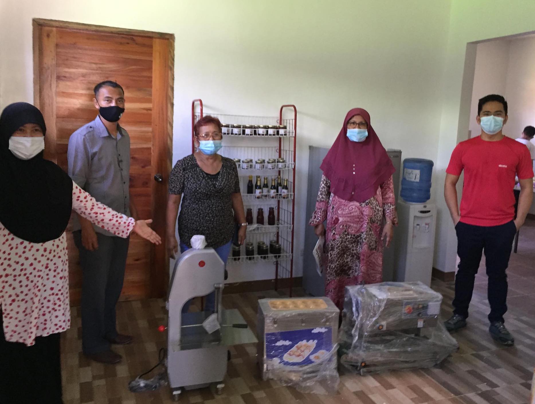 Aboitiz Foundation representative Geronimo Torres (right) turnover meat processing restarter kits to the members of Kasama Halal Producers Cooperative headed by its Chairperson Aida Villaroma (2nd from the right) in San Pedro, Sto. Tomas, Batangas