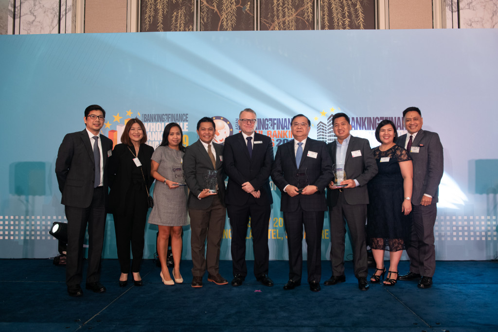 UnionBank President and CEO Edwin Bautista (4th from right), together with other executives of the bank, receive the four trophies from ABF editor-in-chief Tim Charlton (5th from right). With them are (from left) UnionBank corporate product management head Dino Velasco, human resource director Michelle Rubio, lean systems engineering head Cris Tismo, customer segments head Jaypee Soliman, EON Banking group head Paolo Baltao, organizational capability-Center of Excellence lead Gladys Ocampo and senior advisor to the Office of the President and CEO Genaro Lapez.