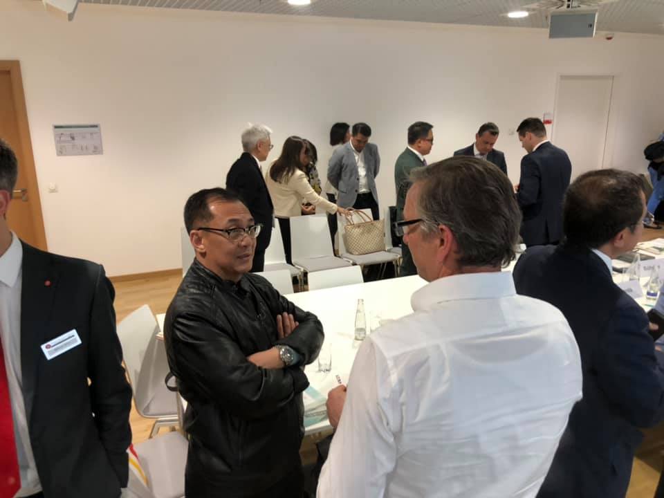 Aboitiz Construction, Inc. President and COO Albert Ignacio interacts with fellow delegates during the roadshow