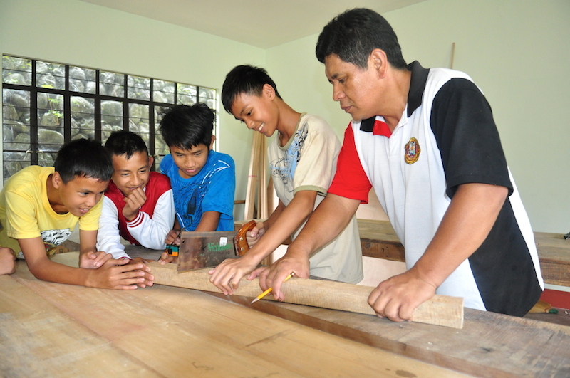 Hedcor turned over a refurbished one-storey two classroom carpentry and furniture workshop complete with brand new tools to Sablan National High School in Barangay Kamog. The project is in support of DepEd’s K-12 curriculum mandating an additional two years of senior high school studies, which focuses on skills enhancement and training.
