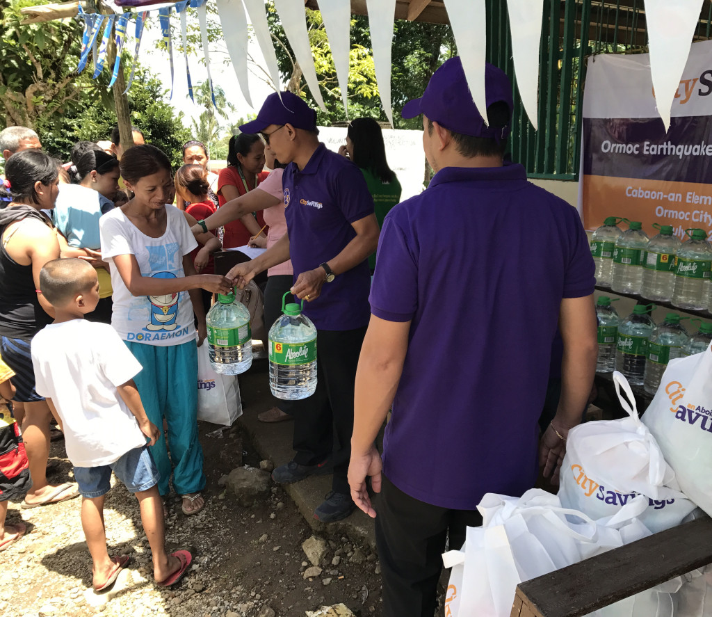 QUICK RESPONSE: Team members of CitySavings Ormoc Branch spearhead the relief operations at Cabaon-an Elementary School, Ormoc City.