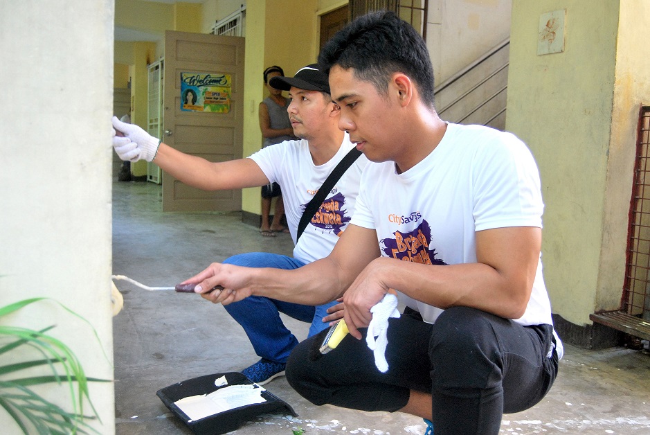 THE SPIRIT OF VOLUNTEERISM: CitySavings employee volunteers from Ortigas Branch helped repaint and clean learning spaces at (left to right) Eulogio Rodriguez Integrated School and San Juan Elementary School during DepEd’s Brigada Eskwela last May 20 to 25, 2019.