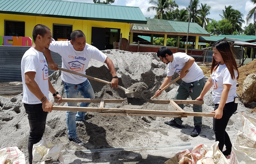 CITYSAVINGS SUPPORTS BRIGADA ESKWELA: Employee volunteers from CitySavings Dasmarinas Branch jumpstarted the construction of the school pathway at Bendita Elementary School, Magallanes, Cavite.
