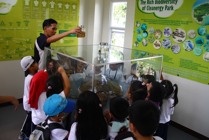TEACHING THEM YOUNG. Aboitiz Cleanergy Park imparts our BetterWorld mindset to SMILE pupils. At the Learning Center (left), they become aware of the plight of the critically-endangered pawikans. Through mangrove planting (right), they do their part in caring for the environment even at an early age. 