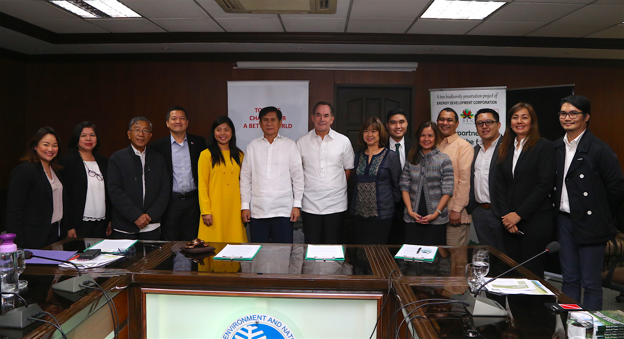 REVIVING BORACAY. (From left) AEV AVP Media Relations Maricar Bautista, BMB ADir. Armida Pullo-Andres, DENR USec. Rodolfo Garcia, AEV Chief External Relations Officer DJ Sta. Ana, BMB Dir. Crisanta Marlene P. Rodriguez, DENR Sec. Roy A. Cimatu, AEV COO Sabin Aboitiz, Aboitiz Foundation COO Maribeth Marasigan, AEV Media Relations Officer Franz de la Fuente, AEV VP Reputation Management Malou Marasigan, USec. Sherwin Rigor, AEV VP Government Relations Chris Camba, AEV Government Relations Manager Missy De Guzman, and AEV AVP Corporate Communication and Sustainability Dave Devilles.