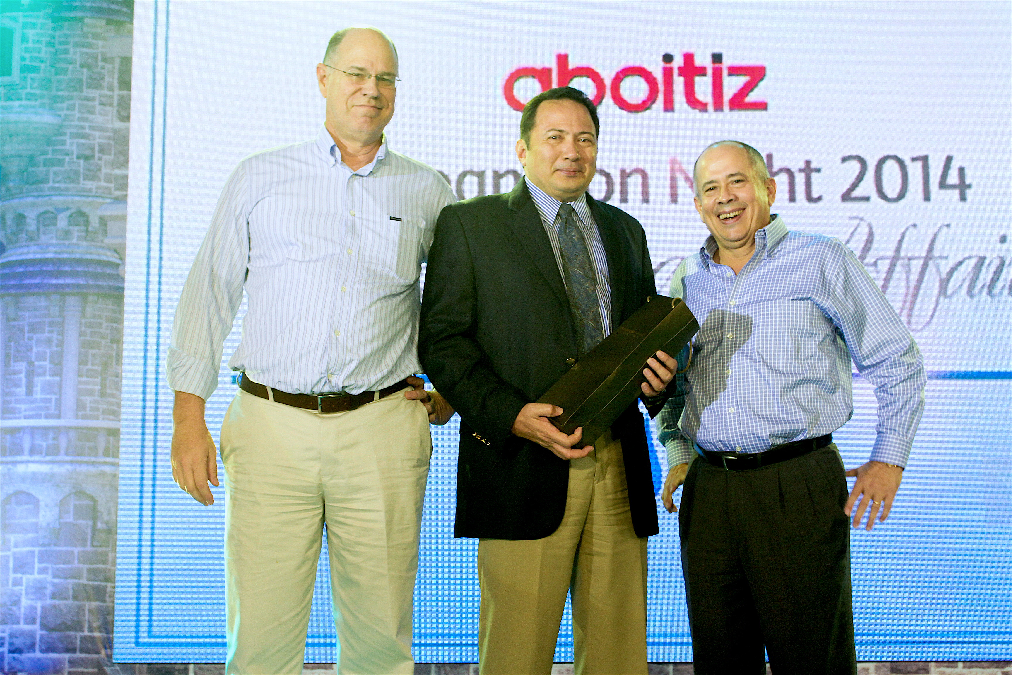SERVICE AWARDEE. RBR flanked by ARM and EIA at the 2014 Aboitiz Recognition Night.