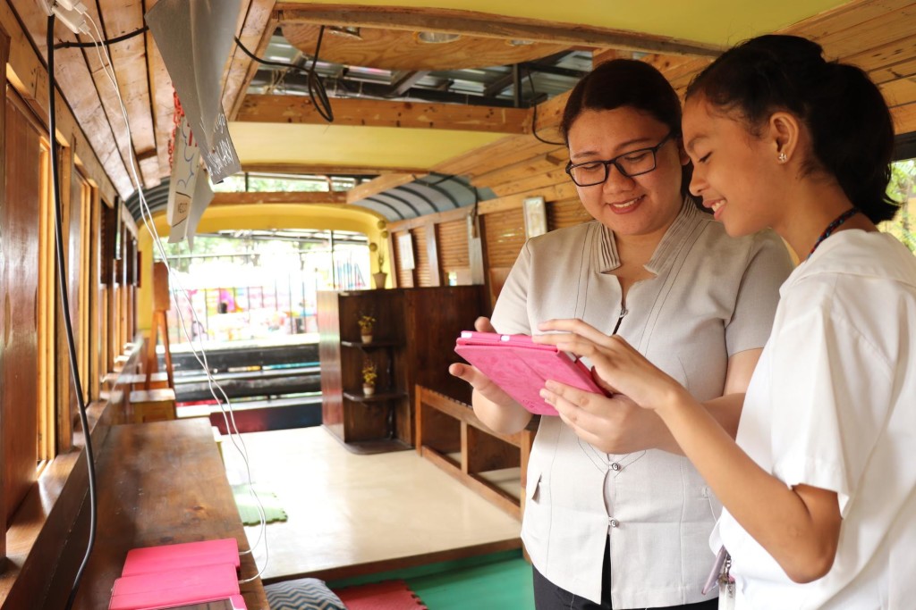 THIRST FOR KNOWLEDGE. Roxanne Kwong (right), an 11-year-old grade six student at Mabolo Elementary School, says the E-Learning Center donated by the Visayan Electric Company in 2016 has helped her appreciate education even more.