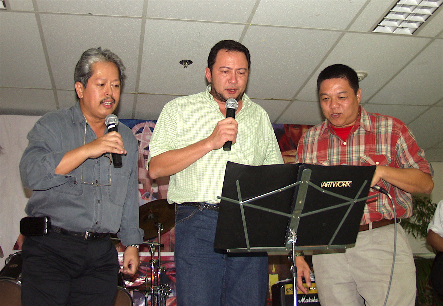 RBR with Chris Faelnar (right) and Jovy Batiquin (left), retired AboitizPower Oil Group President & COO, at the Hedcor Christmas Party in 2005.