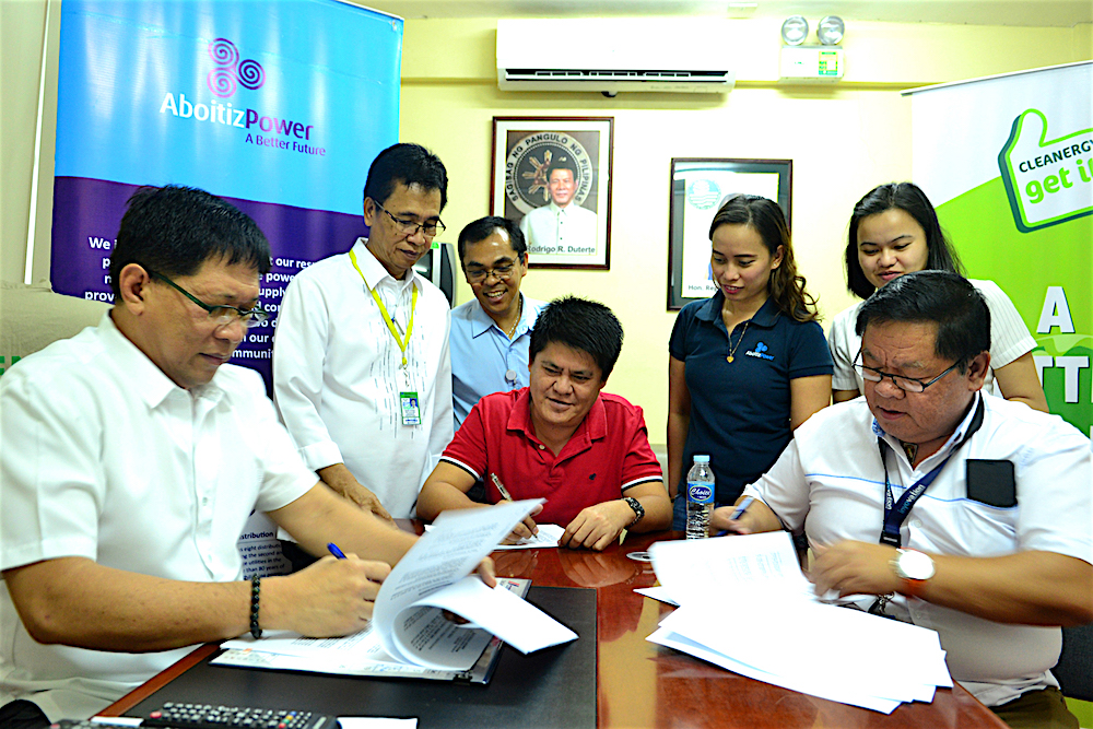 JOINT STEWARDSHIP. Hedcor Vice President for Mindanao Operations Rolando Pacquiao signs the Memorandum of Agreement with DENR-EMB Region XI Regional Director Metodio U. Turbella and Mintal Barangay Captain Ramon B. Bargamento II—a collaboration towards a cleaner river and protecting its water quality.