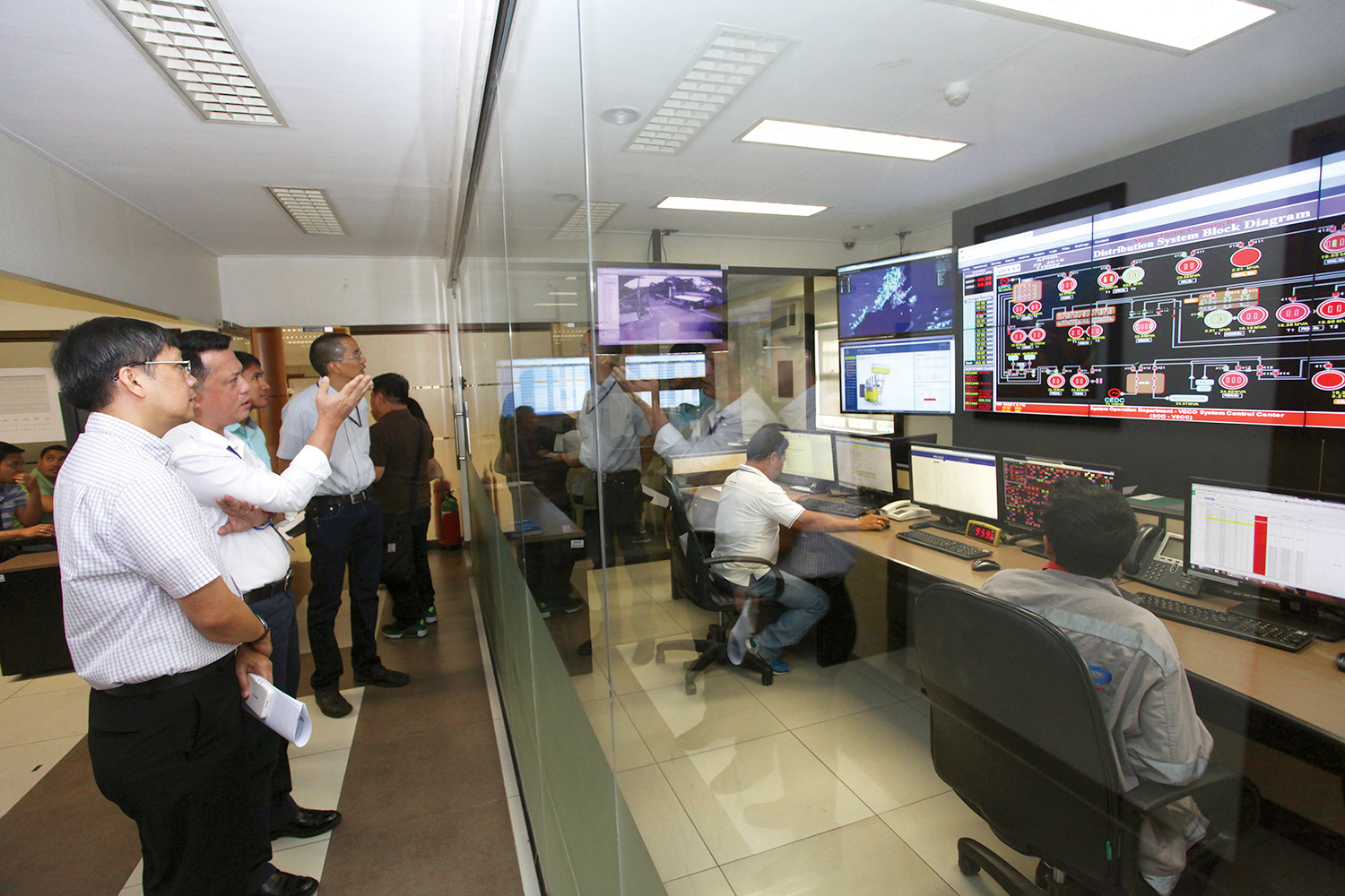 LEARNING FROM VECO'S BEST PRACTICE. VECO Vice President for Engineering Engr. Valentin Saludes III (2nd from the left) tours the Meralco contingent around the operations department. 