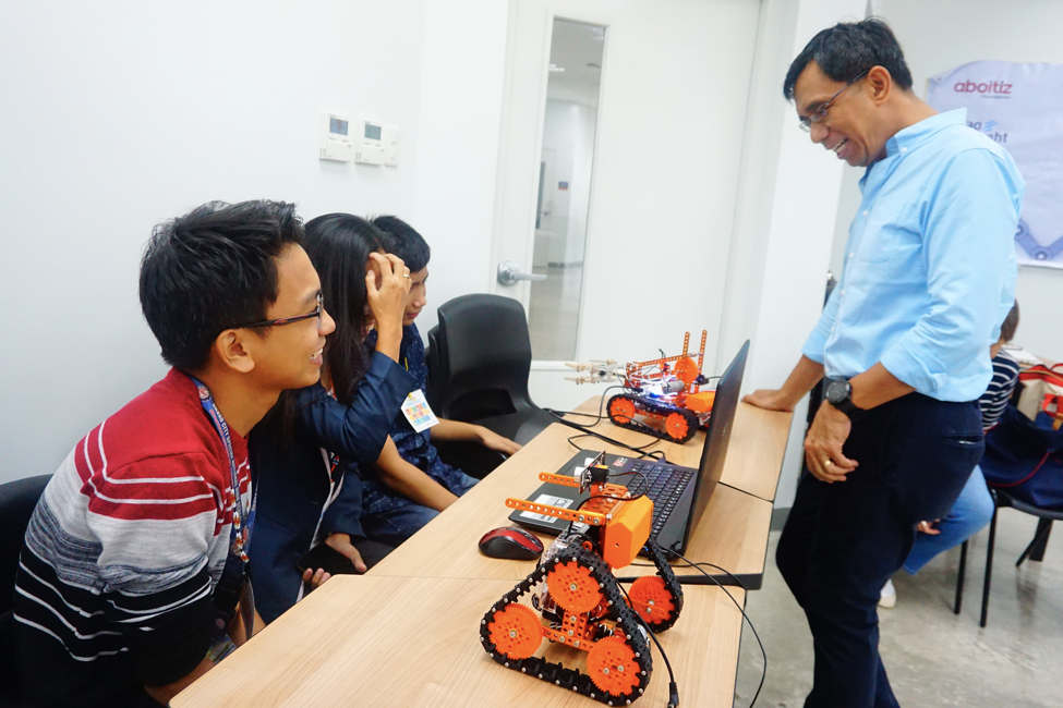 Davao Light President Rodger Velasco (right) speaks to the young participants of Kabataan Inyovator 