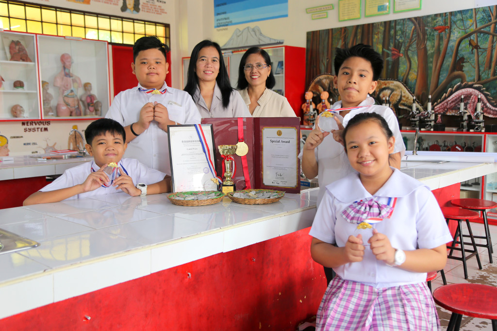 TEA TIME, KIDS. These young inventors thought of making Rauvolfia serpentina into a delicious tea they will enjoy, a healthy alternative to the sugar-laden drinks being sold to young children.