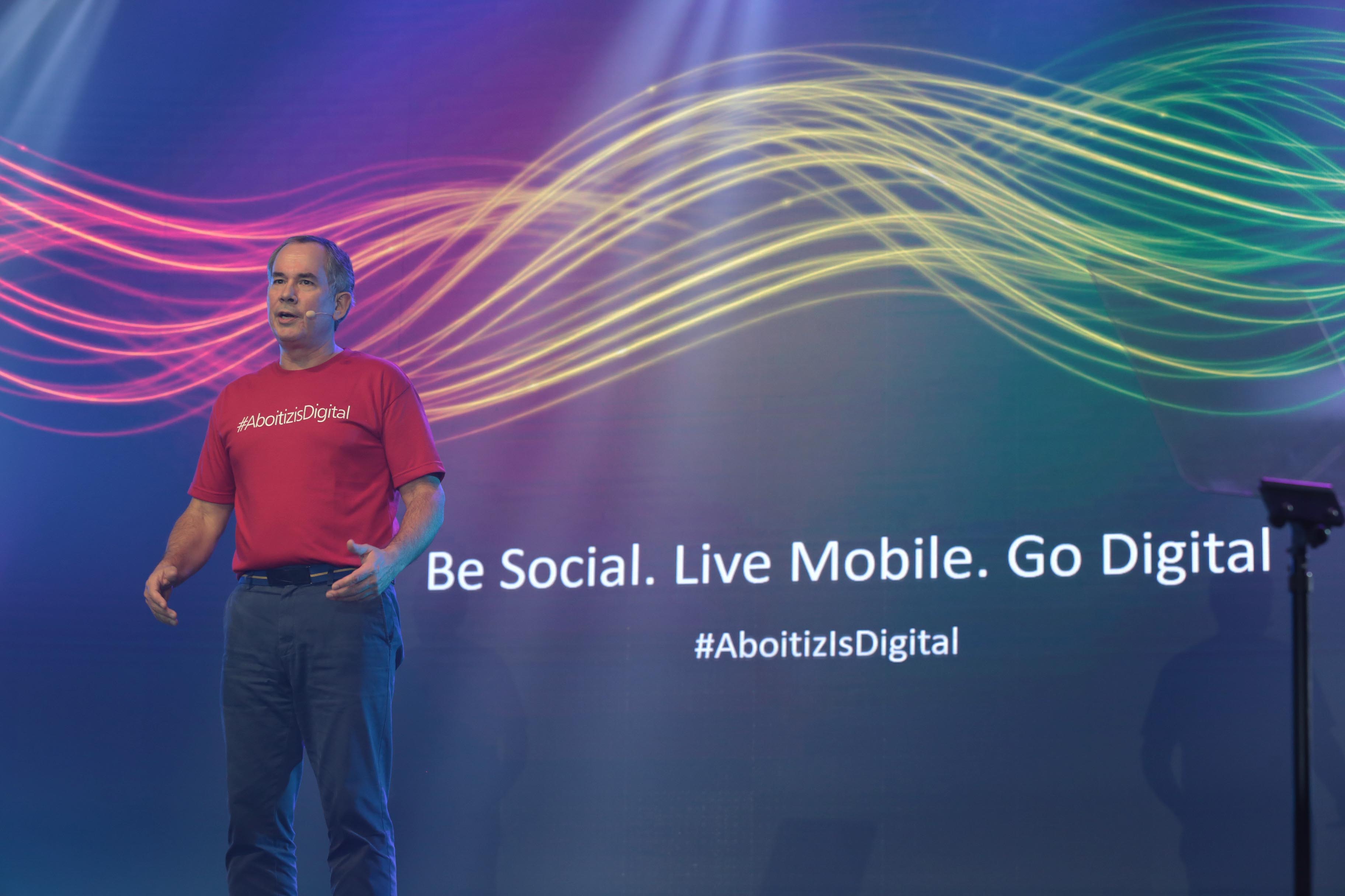 AEV Executive Vice President and Chief Operating Officer Sabin M. Aboitiz led the launching of AGORA, the groupwide intranet portal, which signals the opening of the door to the Aboitiz digital workplace.