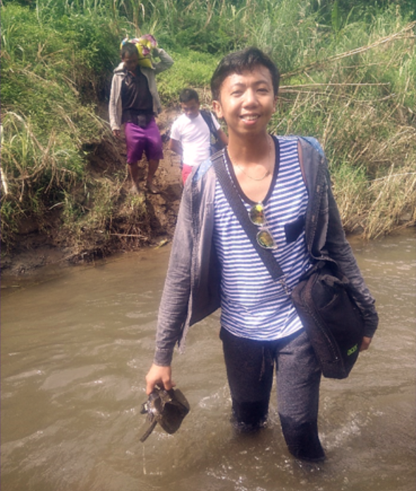 EDUCATOR WITH A MISSION. Armed with the donated laptop from City Savings Bank, Alternative Learning System (ALS) District Coordinator from Samar Division Marvin Macalalad, crosses a murky river to reach his barangay station assignment where his students await.
