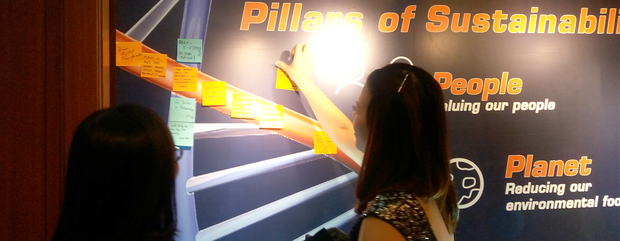 MAKE DA DIFF, SUSTAINABILITY STYLE. UnionBankers post their sustainability pledges during the launch of UnionBank’s Pillars of Sustainability that coincided with the RM Maximus Awards.