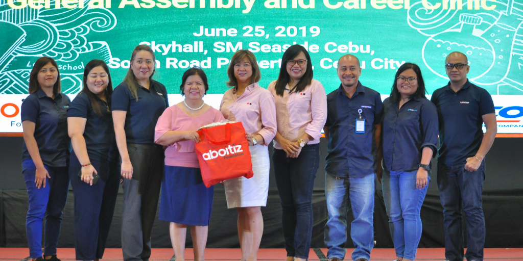 Aboitiz Foundation represented by its First Vice President and Chief Operating Officer Maribeth Marasigan (center) and Education Program Manager Jowelle Ann Cruz (fourth from right), during the Aboitiz High School Scholars General Assembly and Career Clinic. The General Assembly was held to gather Aboitiz scholars and equip them with practical career-related knowledge and coaching, as well as skills on how to be effective online ambassadors of the Aboitiz brand and their academic institutions. 