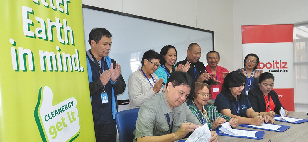 BEYOND FINANCIAL ASSISTANCE. Aboitiz Foundation Manager for Enterprise Development Jennifer Sabianan and Hedcor Assistant Vice President Dan Rey Faelnar sign the agreement granting loan packages to BALMUCO officers headed by Chairperson Leticia Alupias. 