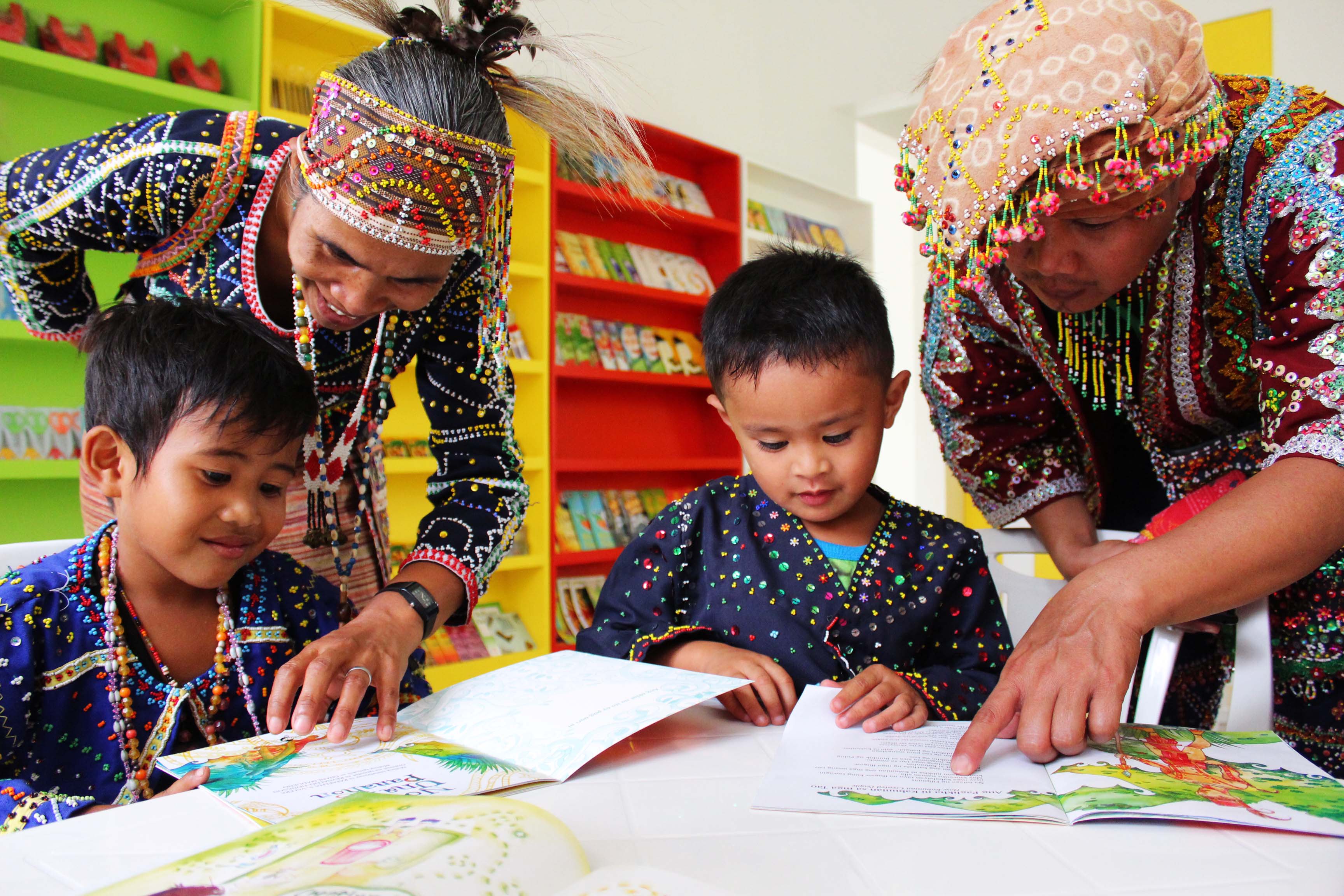 LEARNING IS FUN. Mt. Apo Elementary School kindergarten pupils enjoy reading the illustrated storybooks donated by Hedcor in partnership with Aboitiz Foundation, Inc. and AGAPP Foundation.